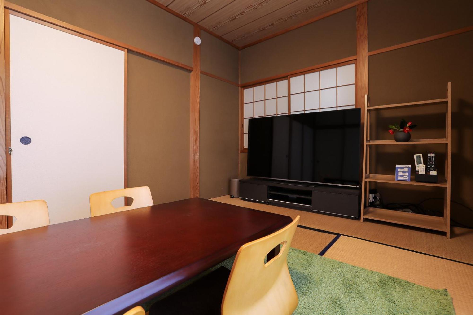 Apartment 1日1組様限定の貸し切り民泊です間取り2ldk無料駐車場1台分のみ有り全館完全禁煙です屋外喫煙所無し冬季12月1日から2月28日は駐車場使用不可能です *