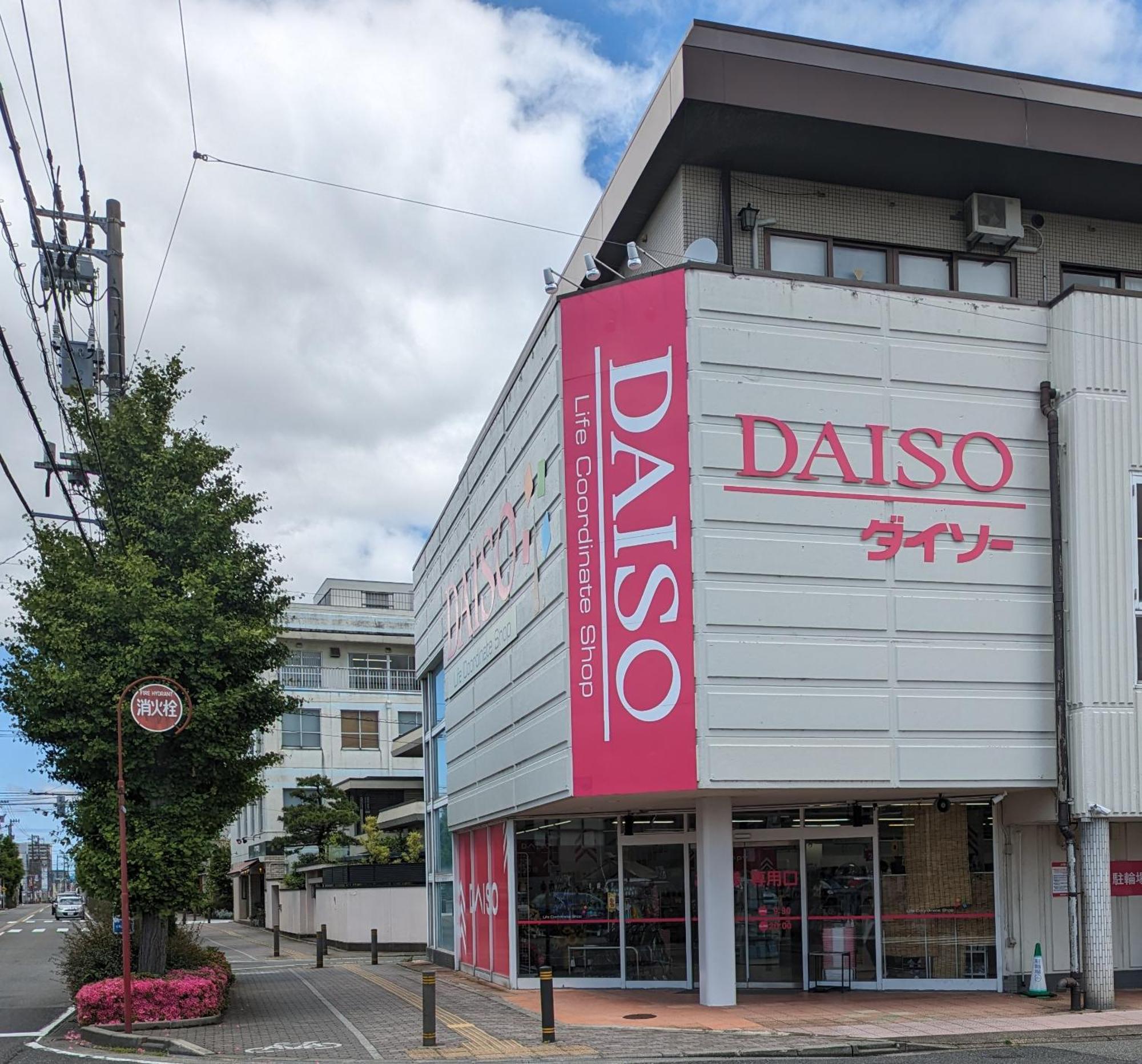 1日1組様限定の貸し切り民泊です間取り2ldk無料駐車場1台分のみ有り全館完全禁煙です屋外喫煙所無し冬季12月1日から2月28日は駐車場使用不可能です *